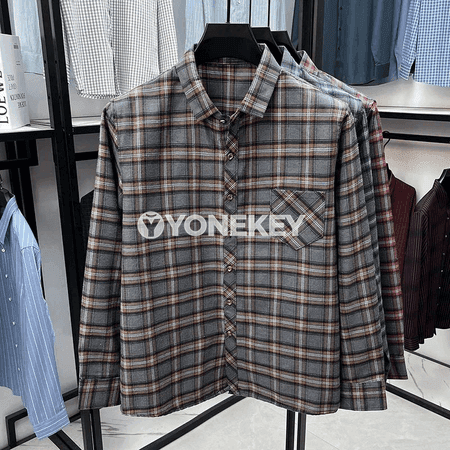 Erkekler üçin klassiki plaid uzyn ýeňli düwmeli köýnek