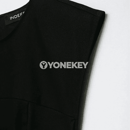 Zenanlar üçin gara pliseli gysga köýnek, ýeňsiz, düwmejikli