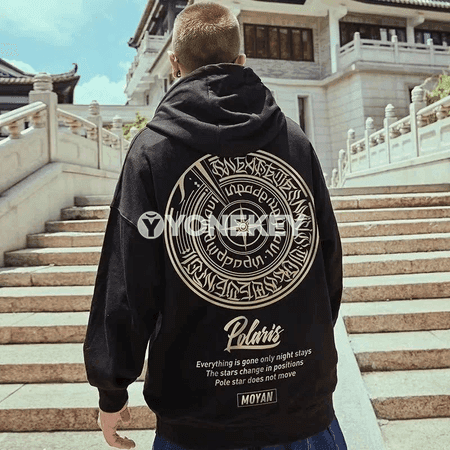Erkekler üçin giň biçimli hoodie, şäher uslybyndaky ýeňil model