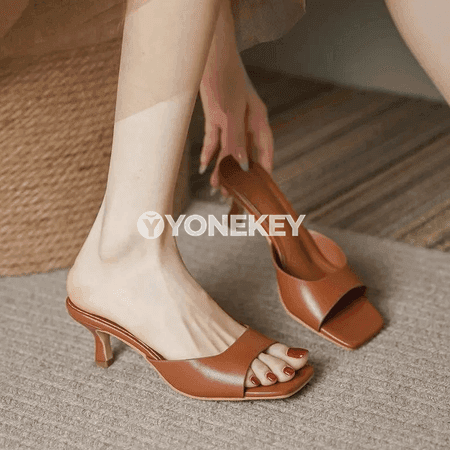 Zenanlar üçin beýik ökjeli şypbyk, kvadrat burçly tomusky köwüş