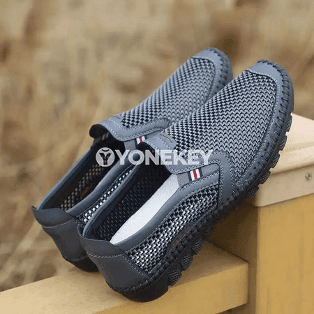 Erkekler üçin tomuslyk mesh köwüşler, ýeňil we rahat slip-on model