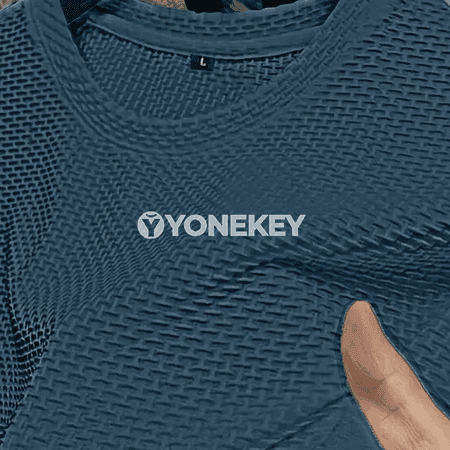 Erkekler üçin ýeňil, dem alýan tomuslaýyn gysga ýeňli futbolka